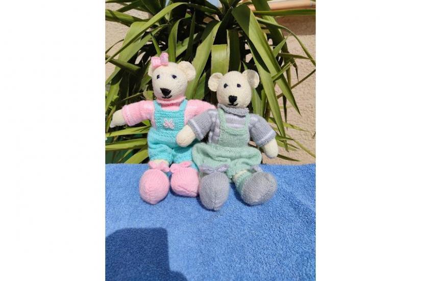 groupe des peluches tricotés