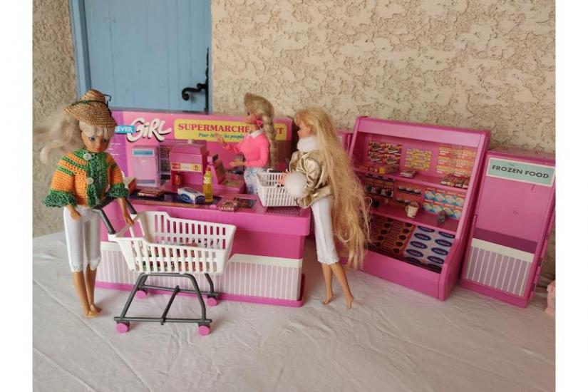 Barbie et ses meubles